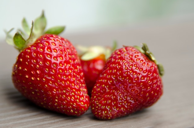 Aardbeien vers zoet fruit. Sluit omhoog mening van twee geheel fruit.