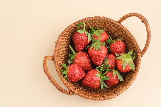 Aardbeien verse, sappige aardbeien met bladeren geserveerd in rotanmand Geselecteerde focus