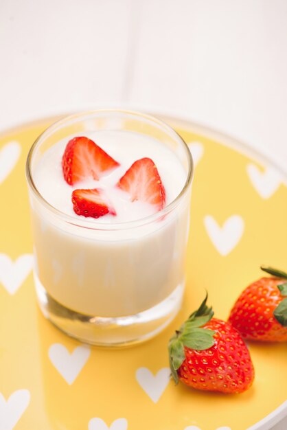 Aardbeien Yoghurt. Gezonde voeding met aardbeien en yoghurt ontbijt op tafel.