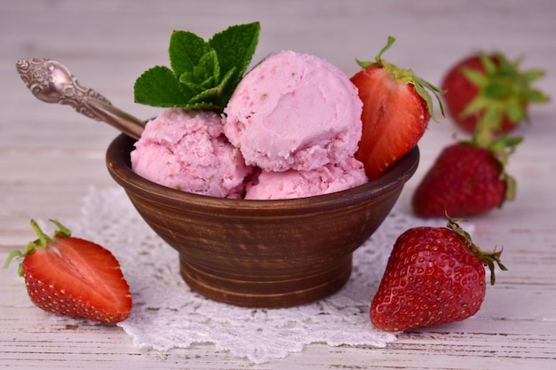 Aardbeien zelfgemaakt natuurijs in een kom van klei