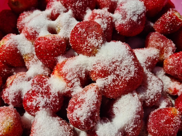 Foto aardbeien zijn wilde bessen aardbeien in suiker