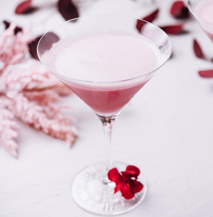 Foto aardbeienalcoholcocktails in martini-glas