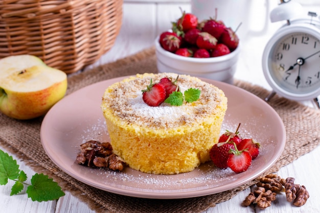 Aardbeienbiscuitgebak met vers fruit decoratie op tafel