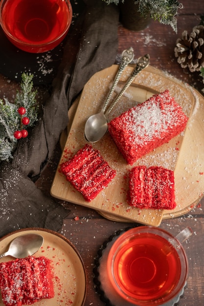 Aardbeiencake en rode vruchtenthee, met winterversieringen