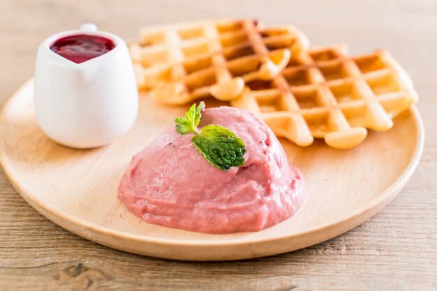 aardbeienijs met wafel