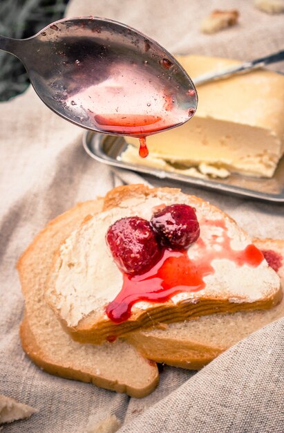 aardbeienjam en brood en boter