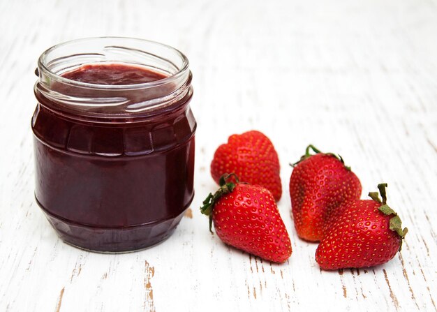 aardbeienjam en verse aardbeien