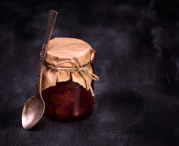 Aardbeienjam in een glazen pot