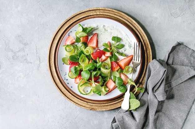 Aardbeienkomkommer salade