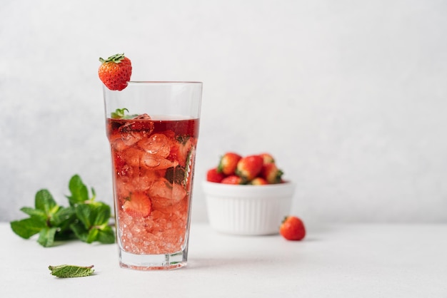 Aardbeienlimonade in transparant glas met ijs