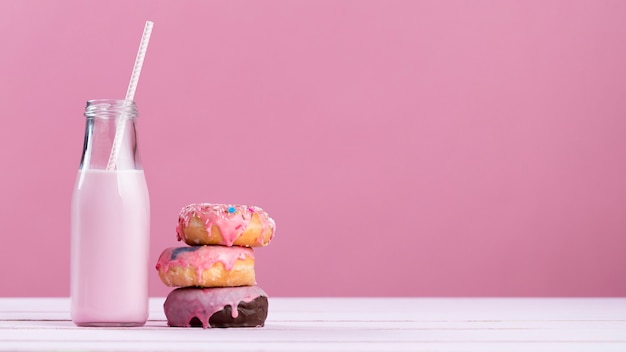 Aardbeienmilkshake en donuts