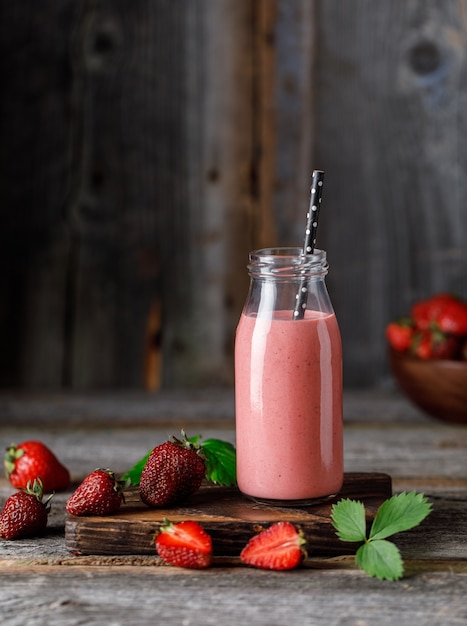 Aardbeienmilkshake in de glazen pot.