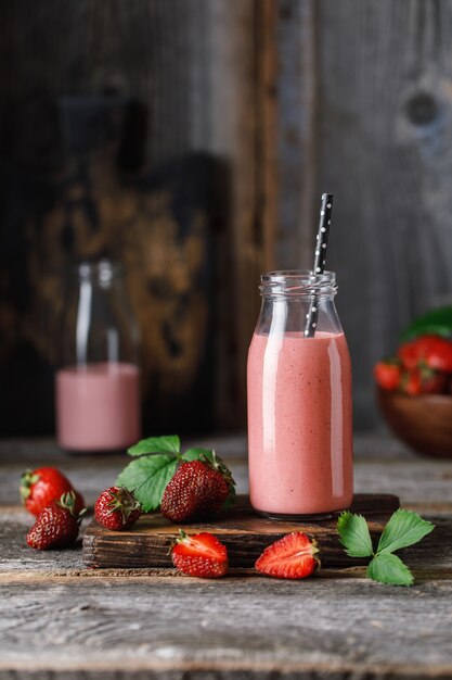 Foto aardbeienmilkshake in de glazen pot.