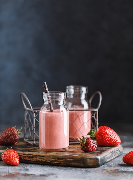 Aardbeienmilkshake in de glazen pot.