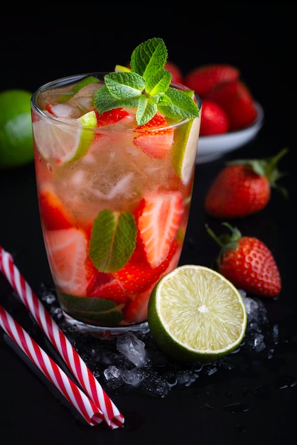 Aardbeienmojito Verfrissend zomerdrankje met bessenlimoen en munt