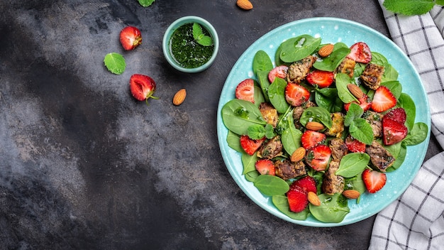 Aardbeiensalade met babyspinazie, kippenlever, amandel en munt