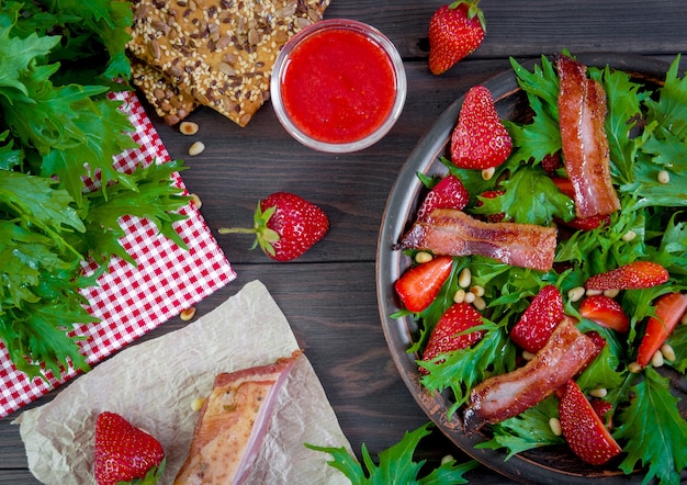 Aardbeiensalade met rucola, noten en honing