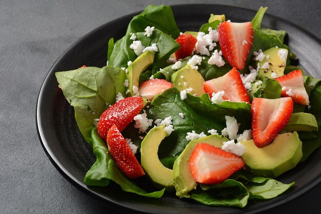 Aardbeiensalade met spinazie en fetakaas