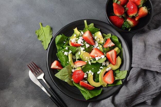 Aardbeiensalade met spinazie en fetakaas