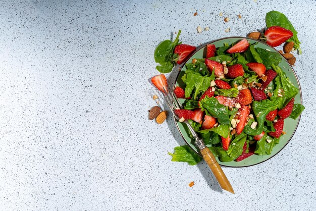 Aardbeienspinazie en notensalade