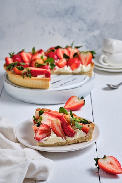 Aardbeientaart met botercrème op een witte houten tafel Frans heerlijk dessert