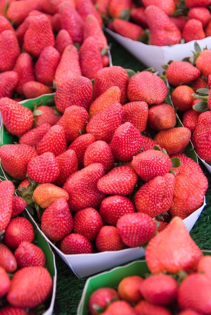 Aardbeientrays in een marktkraam