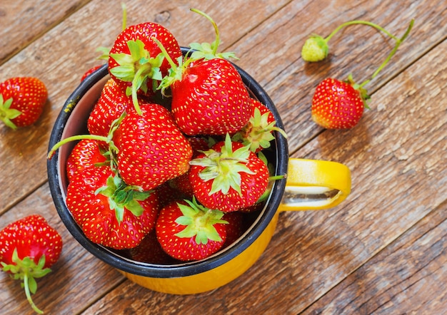 Aardbeientuin Rustiek kopje Zomervoedsel geel Metaaloppervlak Selectieve aandacht