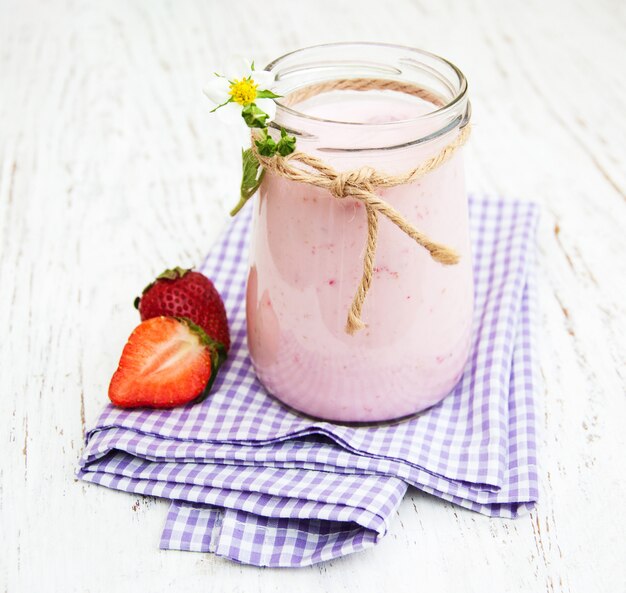 Aardbeienyoghurt met verse aardbeien