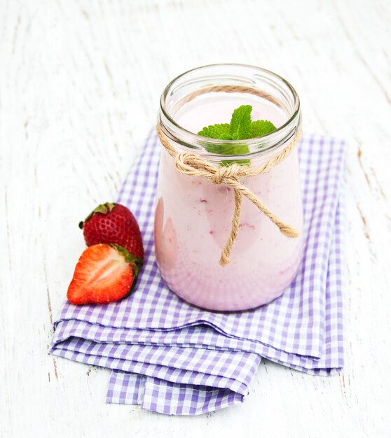 Aardbeienyoghurt met verse aardbeien