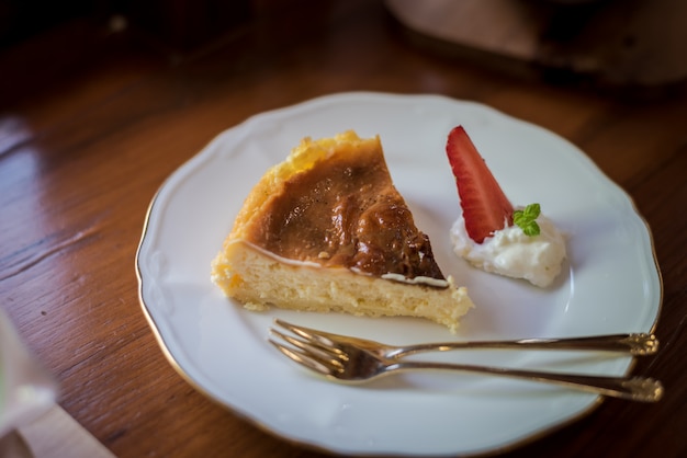 Aardbeikaastaart met zilveren lepels op de lijst, het dessert van Japan.