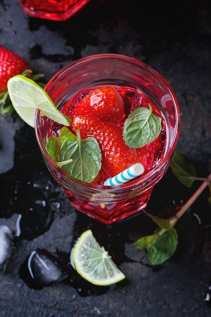 Aardbeilimonade in een glas