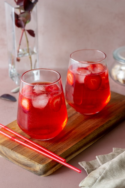 Aardbeilimonade op een roze achtergrond. Koude dranken. Zomer. Recept.