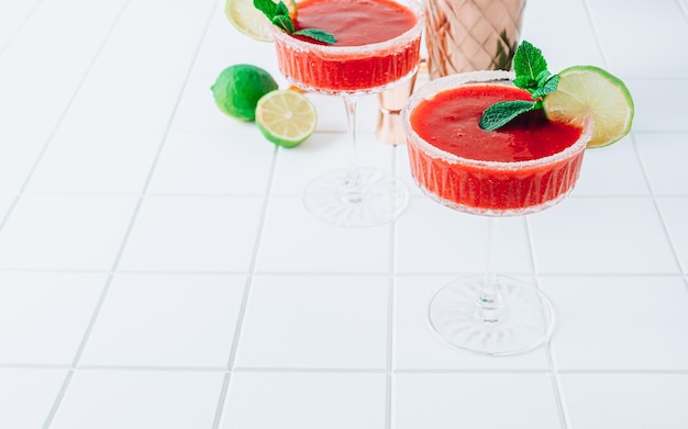 Aardbeimargarita of daiquiricocktail met limoen en munt op witte achtergrond