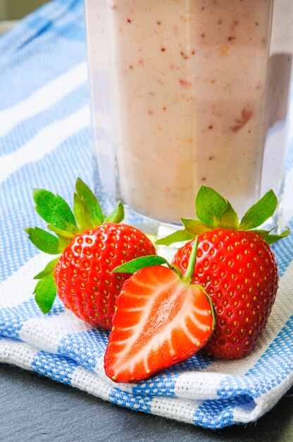 Foto aardbeimilkshake in een glas