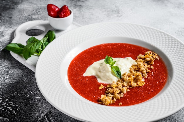 Aardbeipuree en Buffalo-mozzarella. Voortreffelijk Italiaans dessert