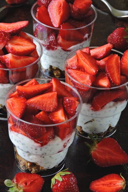 Aardbeizomer desserts met Griekse yoghurt en chia.