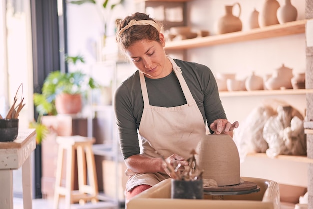 Aardewerk wiel mal en vrouw ontwerp sculptuur klei productieproces of kunstproduct Creatief winkel ambacht proces en opstarten kleine ondernemer werknemer of kunstenaar in studio workshop