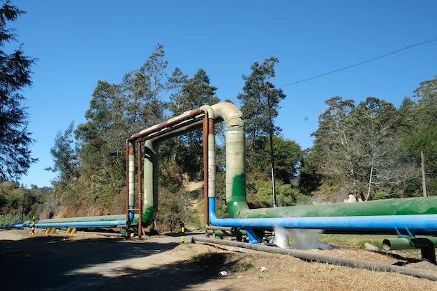 aardgas pijpleiding. geothermische energiecentrale in Indonesië op het Dieng-plateau. blauwe lucht. tropisch.