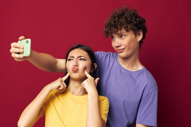 Aardige jongen en meisje moderne stijl emoties leuke telefoon rode achtergrond