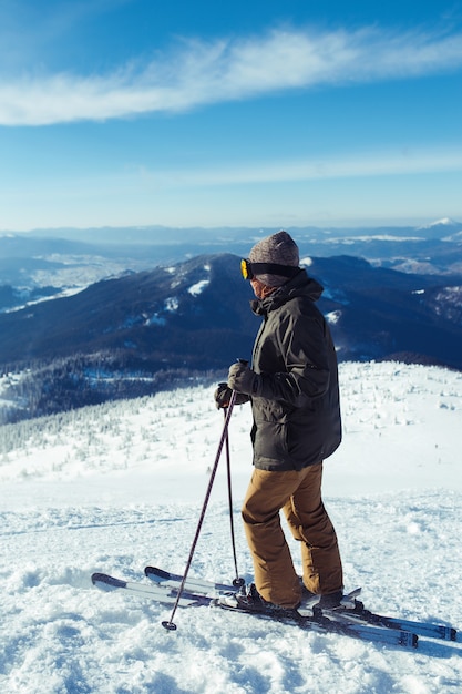 Aardige man skiën in de bergen.