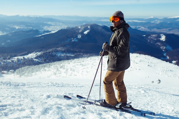 Aardige man skiën in de bergen.