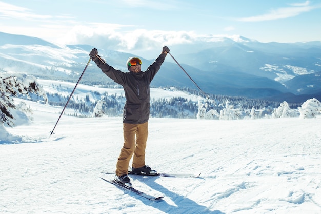 Aardige man skiën in de bergen.