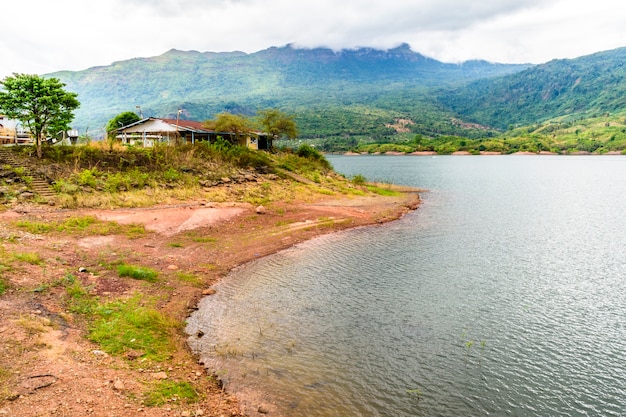 Aardmeer met landschap Namngum Dam Vientiane Laos