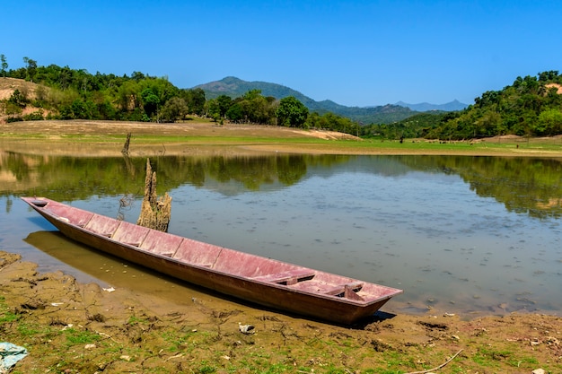 Aardmeer met landschap Namngum Dam Vientiane Laos