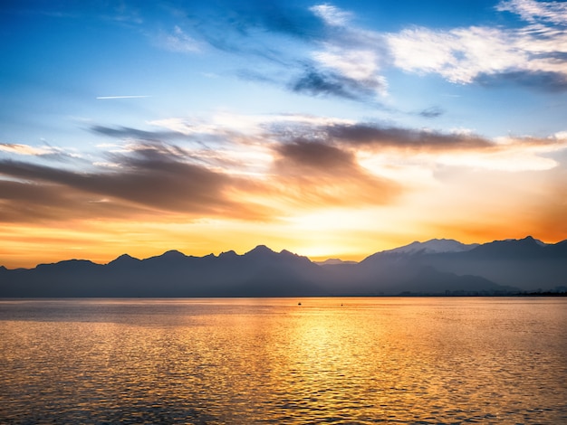 Aardoverzees en bergenlandschap bij zonsondergang