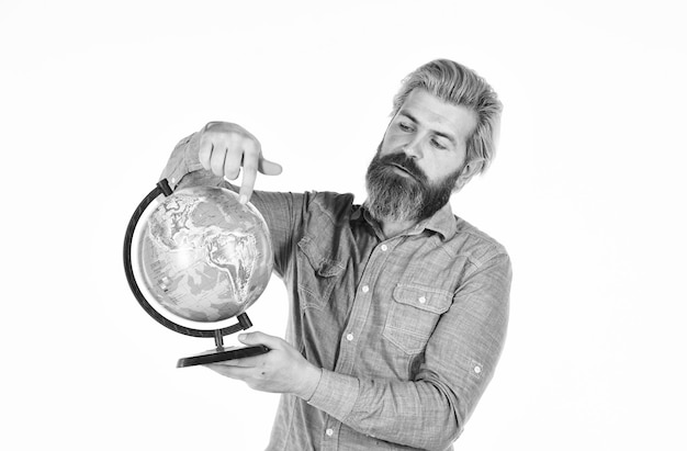Aardrijkskundeleraar Earth globe Kies het volgende bestemmingspunt Reizen en reislust Bebaarde man met globe Ecologieprobleem Earth day Wereldwijd en internationaal concept Bescherm Earth Eco-beweging