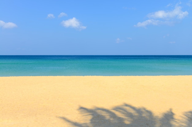 Aardscène tropisch strand en blauwe hemel in Karon-strand Phuket, Thailand