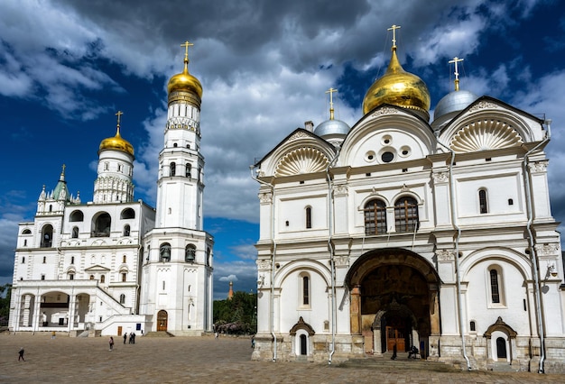 Aartsengelkathedraal en Ivan de grote klokkentoren in het Kremlin van Moskou, Rusland