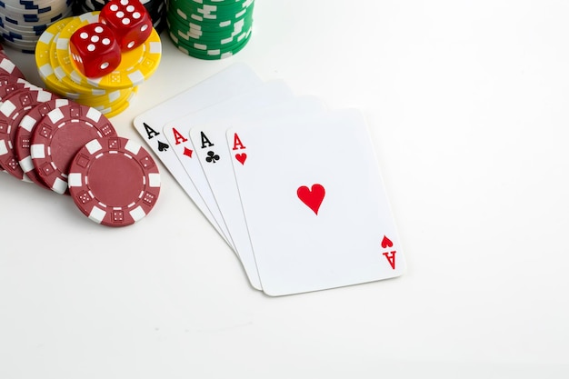 Aas speelkaarten met rode dobbelstenen. Casino wedden en gokken concept en pokerfiches.