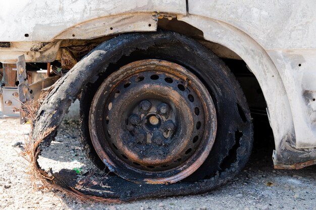 写真 捨てられた車の車輪の詳細